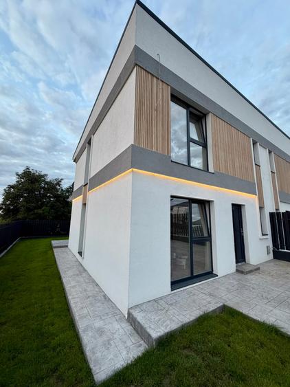 Duplex cu 4 camere cu Canalizare în Bucium