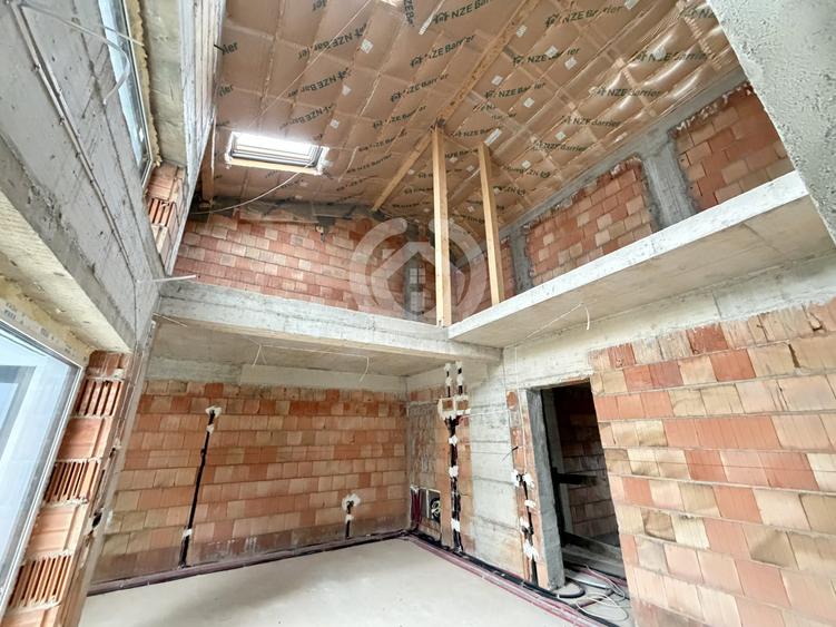 Apartament cu 4 camere decomandat în Cristian