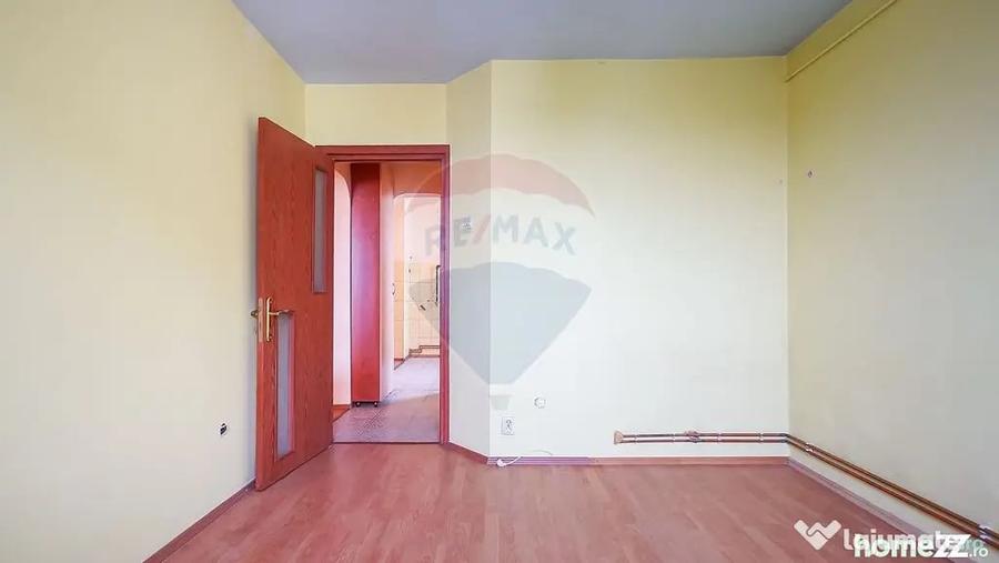 Apartament cu 3 camere decomandat în Astra
