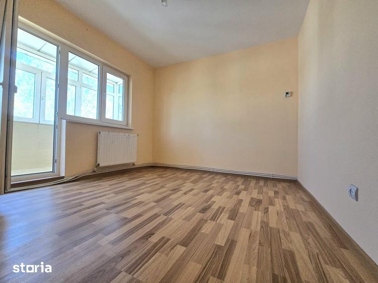 Apartament cu 3 camere decomandat în Școlilor