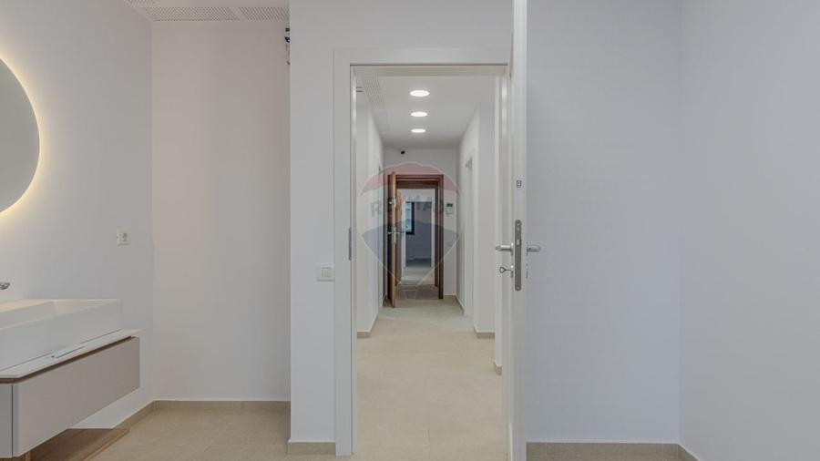 Apartament cu 9 camere decomandat în Astra