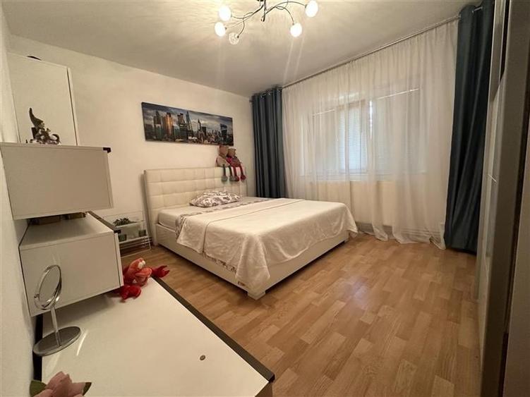 Apartament cu 3 camere decomandat în Steaua