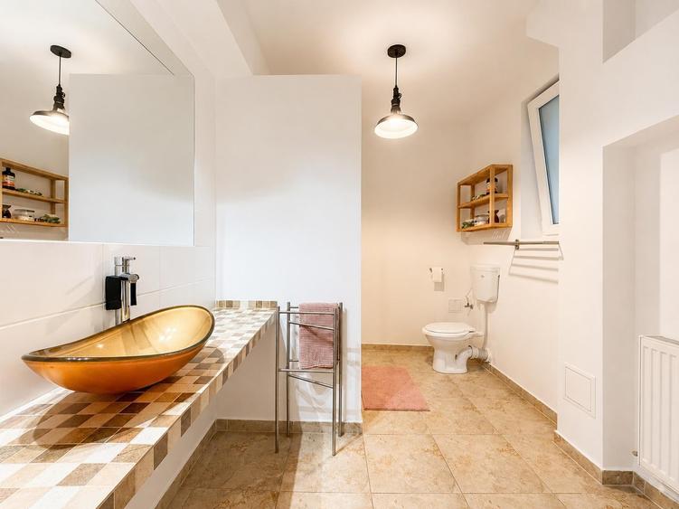 Apartament cu 2 camere semidecomandat, mobilat în P-ța Victoriei