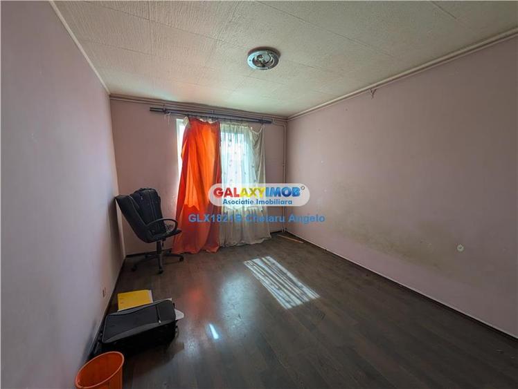 Apartament cu 4 camere semidecomandat în Berceni