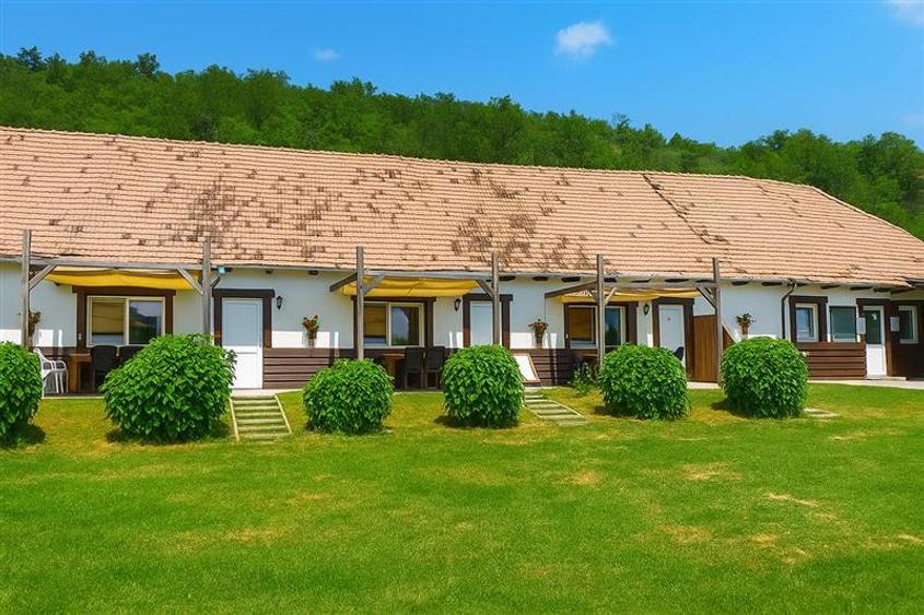 Transilvania Camping, domeniu de 14.400mp,Sanmarghita de Mures:2cladiri, apartam - 4