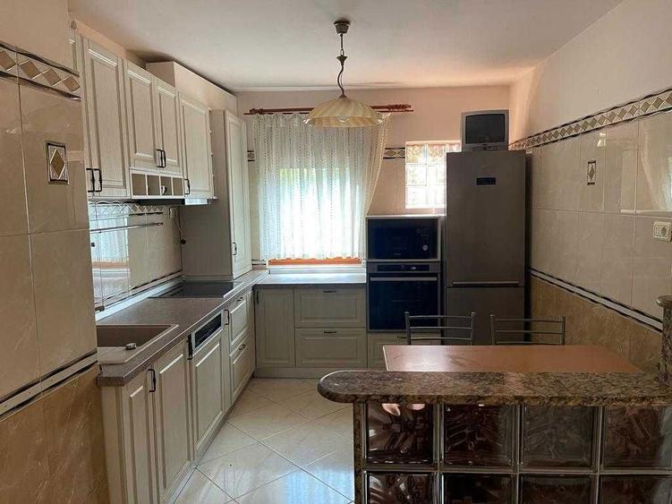 Inchiriez apartament 3 camere, zona Polivalenta, Arad - 1