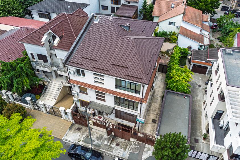 Vilă tip bloc 12 camere, 2 garaje 2 boxe  zona Tomis 1  Flămânda - 1