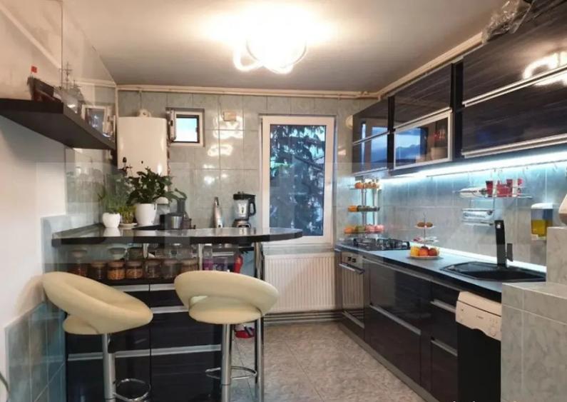 De vanzare apartament 4 camere (cartier Tractorul) - 8