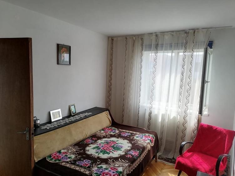 Apartament cu 3 camere semidecomandat, mobilat în Trivale