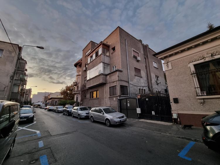 Apartament 3 camere Hala Traian -Bloc 5 apartamente - 1