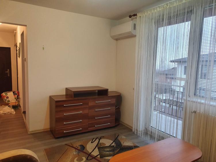 Apartament cu 3 camere semidecomandat în Bună Ziua