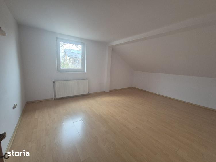Casă cu 6 camere cu Teren 1000 Mp în Șcheia