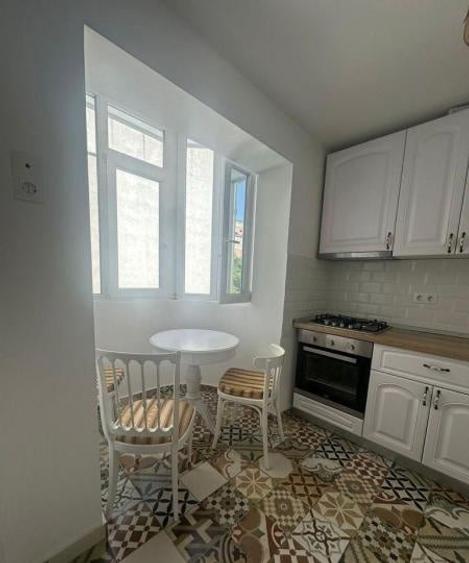 Apartament cu 3 camere semidecomandat, mobilat în Cișmigiu