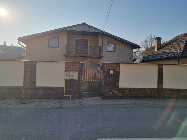 Casă cu 4 camere cu Teren 300 Mp în Central