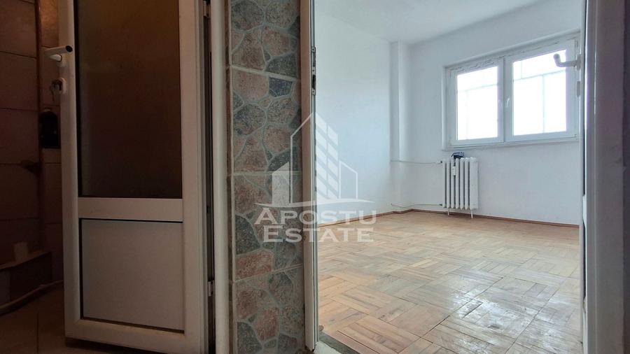 Apartament cu 4 camere semidecomandat în Micălaca