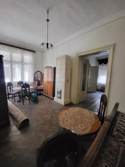 Casă individuală cu 6 camere cu Teren 489 Mp în Central