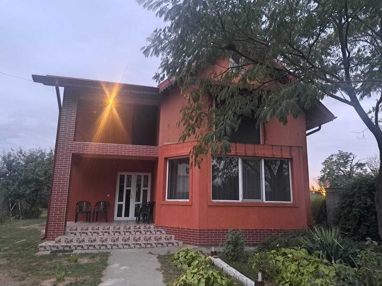 Casă cu 4 camere cu Teren 1300 Mp în Săbăreni