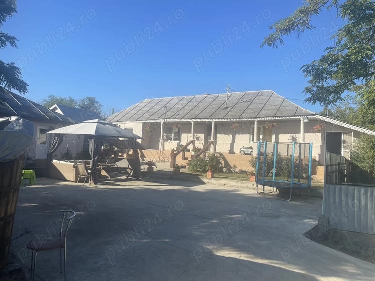 Casă cu 6 camere cu Teren 6500 Mp în Nicorești