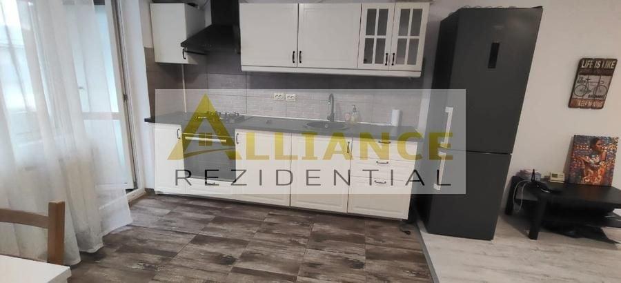 Apartament cu 3 camere semidecomandat, mobilat în Central
