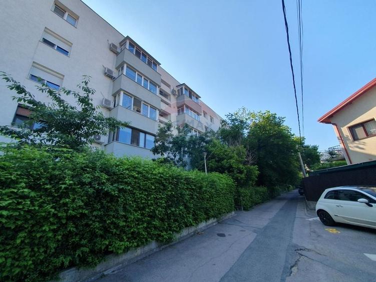 Apartament cu 3 camere semidecomandat, mobilat în Titan