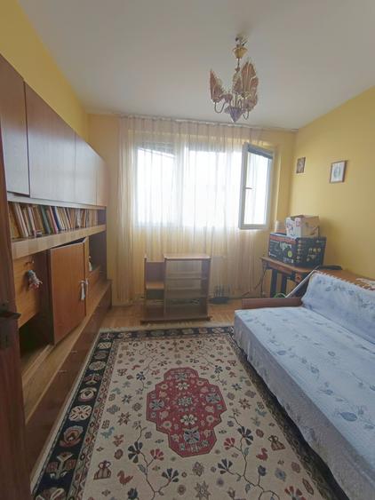 Apartament cu 3 camere semidecomandat în Vatra Luminoasă