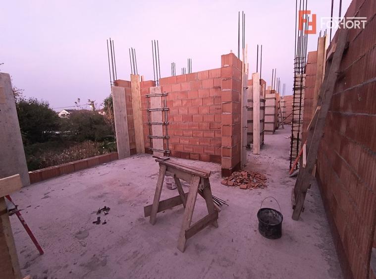 Apartament cu 4 camere decomandat în Plopi