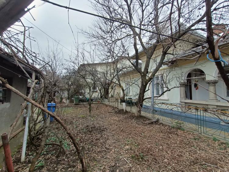 Casă individuală cu 8 camere cu Canalizare în Dămăroaia