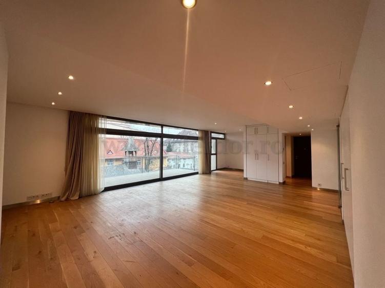 Apartament cu 4 camere semidecomandat în Kiseleff