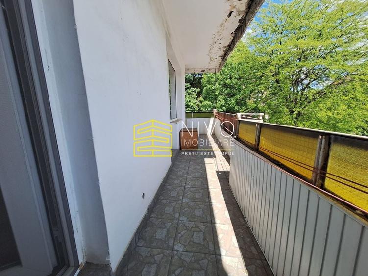 Apartament cu 3 camere decomandat, mobilat în Cornișa