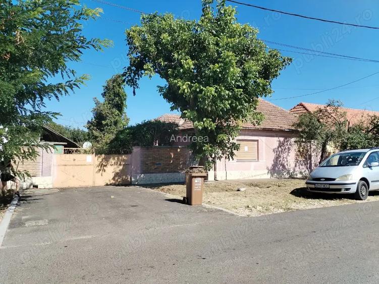 Vand casa in Pecica in zona centrala.