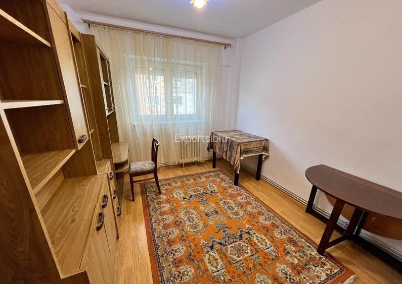 INCHIRIEZ apartament 4 camere decomandat, zona Vasile Aaron