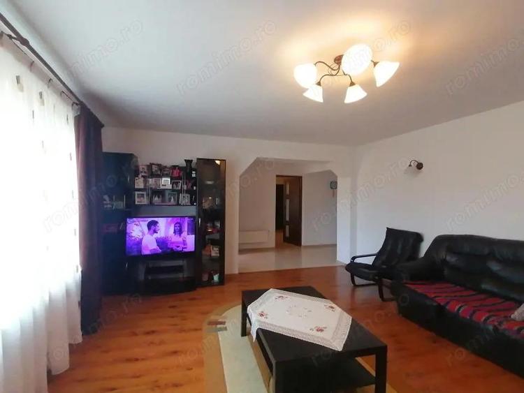 Proprietate alcatuita din imobil ?i teren generos,Comarnic - 16