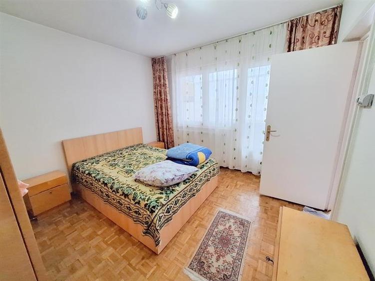Apartament 3 camere de vanzare  Centru, Str. 9 Mai - 5