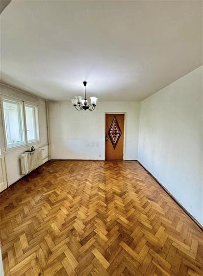 Apartament cu 3 camere semidecomandat în Berceni