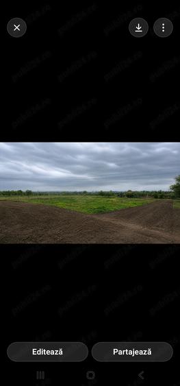 Teren de 2400 mp, în Români