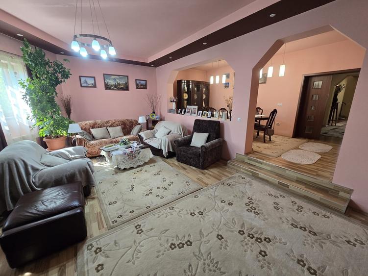 Casă Individuală cu 8 Camere și 4 Băi – de Vânzare în Ciarda Roșie - 375.000 Eur - 3