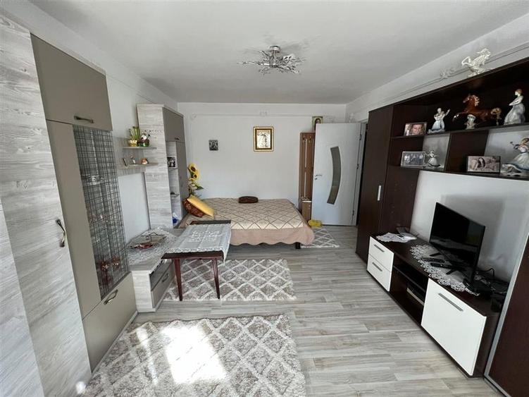 Apartament 3 camere, etaj 3, zona Longinescu - Gara - 2