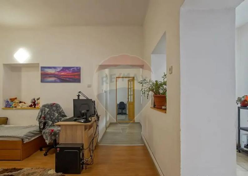 Casa spatioasa cu teren generos, in zona centrala a Sacel... - 1