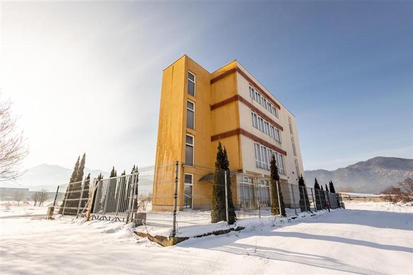 Edificu: Birouri, Centru medical/ comercial acces facil, componenta si dotari ap - 18