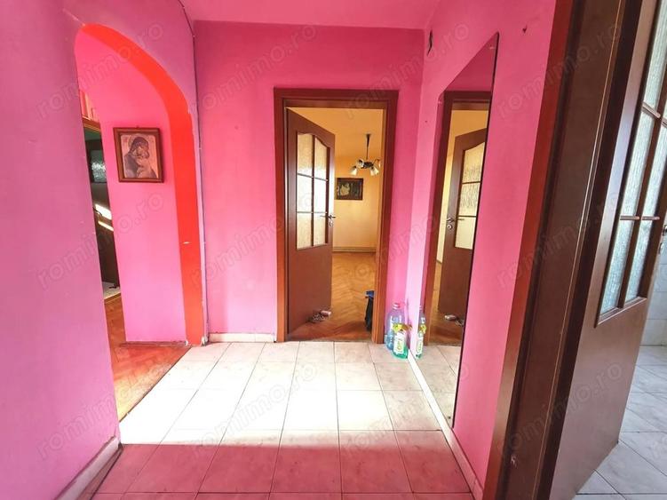 Vand apartament cu 4 camere,decomandat,et.3,garaj sub bloc,Bld.Cetatii - 4