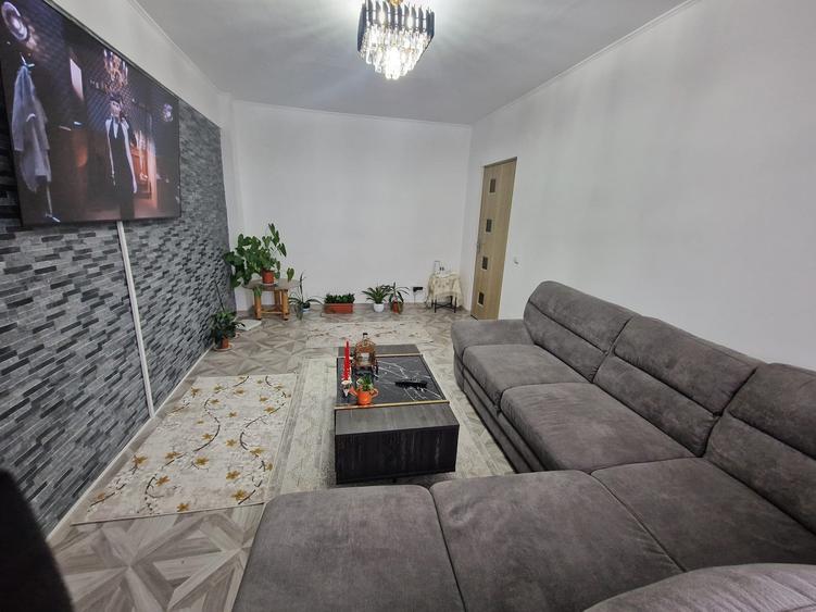 Apartament cu 3 camere decomandat, in zona Podu Ros - 1