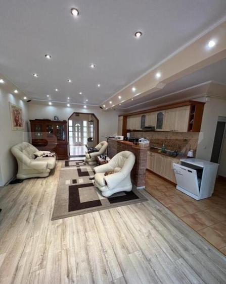 Proprietate de excep?ie cu casa spa?ioasa, piscina ?i - 10