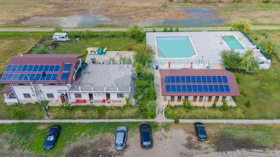 Complex cu Piscină/Cazare de Vânzare, 10.777mp Teren - DN24, Vaslui - 1