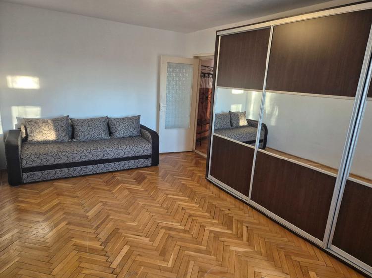 Apartament 2 camere  decomandat , zona  Cetate - 1