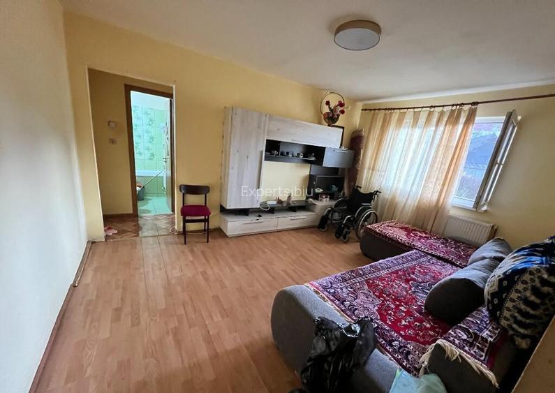 Apartament 2 camere semidecomandat,zona Calea Cisnadiei