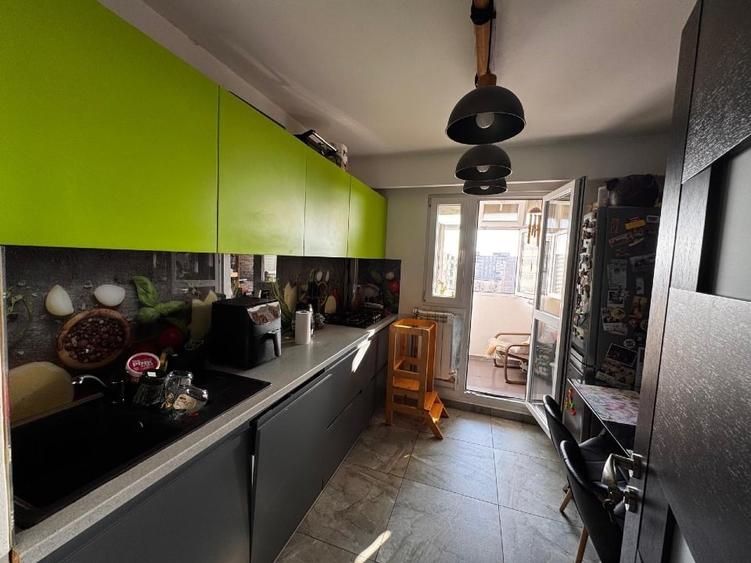 Apartament cu 3 camere semidecomandat, mobilat în Gorjului