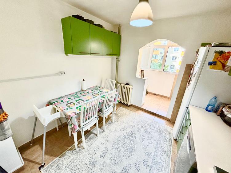Apartament cu 3 camere decomandat în Titan