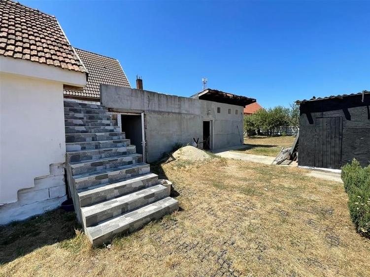 Casă individuală cu 3 camere cu Teren 744 Mp în Leș