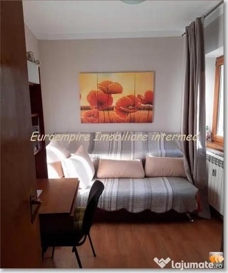 Apartament cu 3 camere semidecomandat în Central