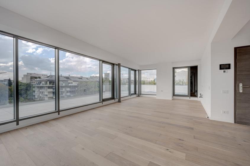 Penthouse cu 4 camere semidecomandat în Timpuri Noi